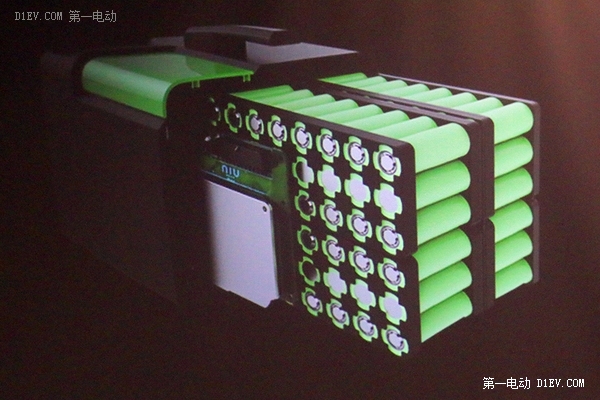 新能源車彎道超車的口號喊出了很久，前方仍然看得到特斯拉、寶馬、豐田等一眾國外友商，雖然不能說我們在苦苦追趕，但是在競賽的一開始我們就沒有什么看家法寶來打造企業(yè)的護(hù)城河，不像特斯拉有自己獨特的電池裝配工藝和電池管理技術(shù)，寶馬有多年的汽車設(shè)計和制造經(jīng)驗，豐田除了電動車還有氫燃料車，那么在以后的競賽過程中，如果還沒能建立起獨特的優(yōu)勢，超車的可能性是越來越渺茫。 產(chǎn)品的優(yōu)勢建立有兩個基本方向，技術(shù)(性能)和價格。隨著制造的全球化，非資源類產(chǎn)品的價格即成本優(yōu)勢很容易被瓦解，更容易(相對來說)也更應(yīng)該努力的方向是發(fā)展技術(shù)優(yōu)勢，建立產(chǎn)品的獨特性。號召從“中國制造”升級為“中國智造”也就是這個道理?；仡檭?nèi)燃機車的發(fā)展歷史，各個品牌的小汽車都有著令我們印象深刻的特點表訴。沃爾沃----安全、奔馳----高貴大氣、寶馬----年輕驕傲、豐田----省油耐用、大眾----低調(diào)可靠。毫無疑問，上述品牌在電動車領(lǐng)域仍然會試圖延續(xù)他們的品牌特色，繼續(xù)借助已經(jīng)建立的優(yōu)勢。 幸運的是，電動汽車雖然也是汽車，但是畢竟和內(nèi)燃機車有很大不同。電動汽車比內(nèi)燃機車出現(xiàn)要早，卻要到100多年后的今天才開始漸熱就是因為這個很大的不同，那就是電動汽車直到今天，才開始進(jìn)入實用階段(相比內(nèi)燃機車)。在這個實用階段完全成熟之前，過去內(nèi)燃機時代品牌的影響力不能說完全沒有，但是已經(jīng)被大大削弱了。想買電動汽車的人，首先關(guān)心的是可靠性怎樣，續(xù)航里程多少，而不是象買內(nèi)燃機車，客戶是先有明確的品牌指向的。特斯拉，一個成立僅幾年的企業(yè)，能在電動汽車領(lǐng)域異軍突起也說明了這一點。電動汽車的品牌，基本上要從零開始建立。 那么，在電動汽車這個產(chǎn)業(yè)里，哪些技術(shù)是適合我們重點發(fā)展呢？電動汽車基本的是能量系統(tǒng)和運動系統(tǒng)，也就是電池、電機和電控。所謂實用和可靠，就是這幾方面組合的性能，配合基礎(chǔ)設(shè)施，能夠達(dá)到或基本達(dá)到內(nèi)燃機車的低性能。電機和電控因為自發(fā)明出來就一直在使用一直在改進(jìn)，經(jīng)過這么多年已經(jīng)很成熟了，性能再提高1%、2%需要付出很大的成本；電池基本上是材料科學(xué)，屬于基礎(chǔ)研究領(lǐng)域，中國企業(yè)在這方面優(yōu)勢不大，而且從實驗室到商業(yè)化路途漫長，顛覆式的創(chuàng)新無法期待。剩下的就只有應(yīng)用技術(shù)了，電動汽車目前大的問題是安全和續(xù)航里程問題，都集中在電池這塊，不管是何種類型的鋰電池，成組串聯(lián)使用都會帶來巨大問題，2015年以來各地的電動公交大巴起火爆炸就是一個例證，以后的幾年這類事故將是高發(fā)期，因為電池使用了幾年而沒有得到很好的維護(hù)，危險概率逐日升高。這個問題目前解決的關(guān)鍵就是BMS(電池管理系統(tǒng))，特斯拉也是因為獨特的BMS而越過了實用這個門檻。 中國電動汽車要彎道超車 BMS必須攻克 BMS，電池管理系統(tǒng)，是一個本世紀(jì)才誕生的新產(chǎn)品。因為電化學(xué)反應(yīng)的難以控制和材料在這個過程中性能變化的難以捉摸，所以才需要這么一個管家來時刻監(jiān)督調(diào)整限制電池組的行為，以保障使用安全。觀察現(xiàn)在的BMS，難說哪家的產(chǎn)品已經(jīng)馴服了鋰電池組，包括特斯拉(表現(xiàn)稍好，但是繁復(fù)的接線和高成本的工藝都應(yīng)該還有優(yōu)化的空間)?？梢哉f，在BMS面前，中國企業(yè)和國外企業(yè)是站在同一起跑線上。尤其是中國，有著電動汽車的大市場，這是一個天然的優(yōu)勢。得BMS者得先機，BMS成熟之日，就是電動汽車市場疾馳之時。 中國電動汽車想要彎道超車，BMS必須攻克。